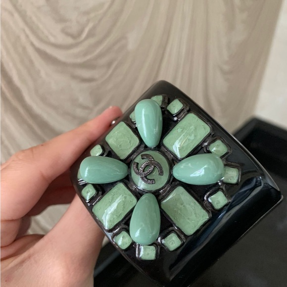 Chanel bracelet with green stones - Picture 9 of 15